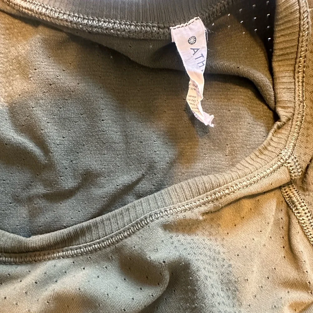 Athleta Women’s In Motion Seamless Tee Army Green - Size Medium - Picture 5 of 5